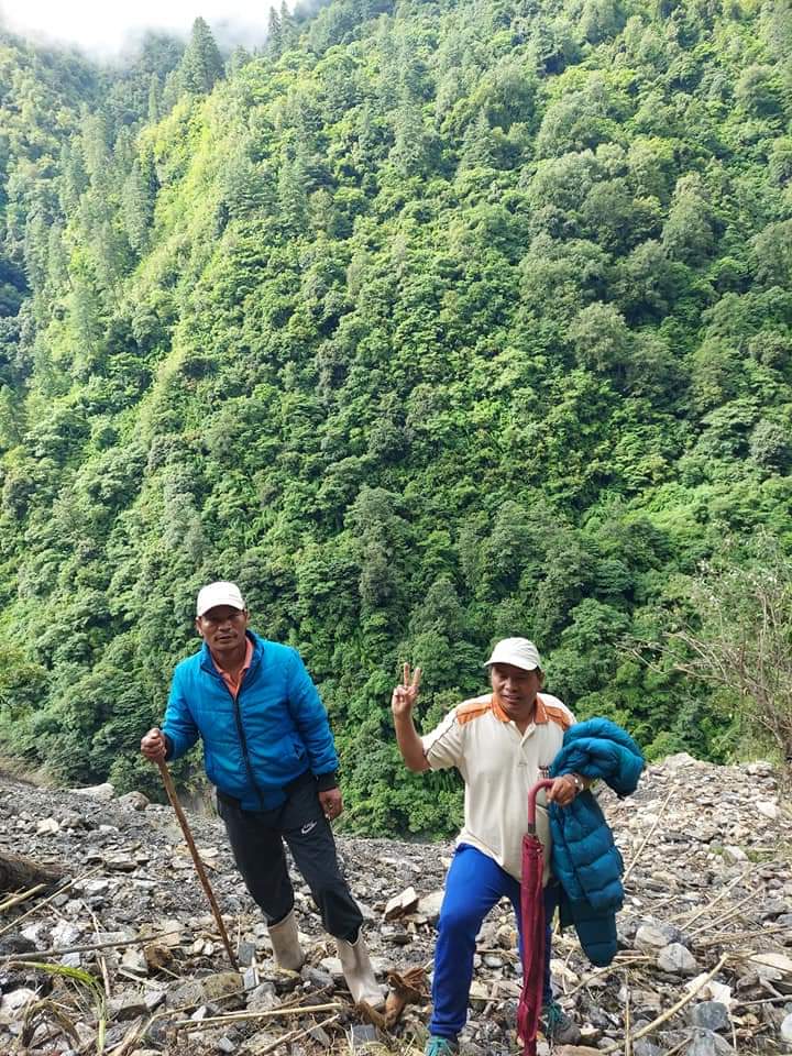 अपडेट : पहिरोले थुनिएको गुर्जा खोलाको अवस्था यस्तो छ (फोटो फिचर)