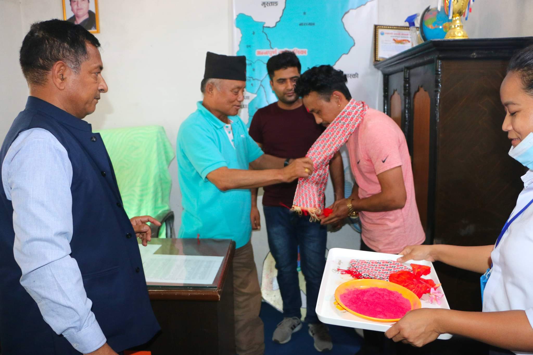 अन्नपुर्ण गाउँपालिकालाई एक लाख रुपैयाँ बढी सहयोग