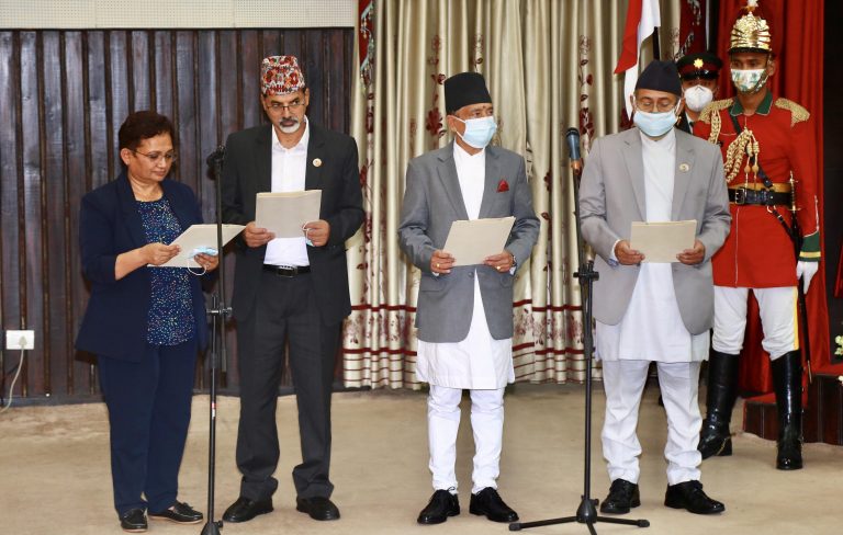 नवनियुक्त प्रधानमन्त्री देउवा सहित चार मन्त्रीले लिए सपथ