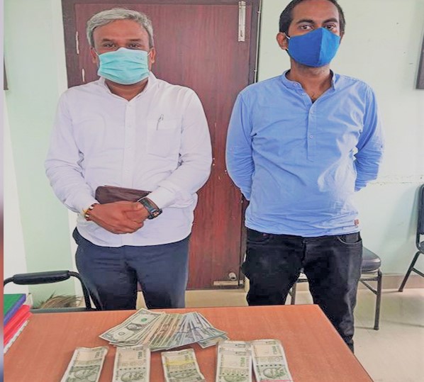 विदेशी मुद्रासहित दुईजना भारतीय नागरिक पक्राउ