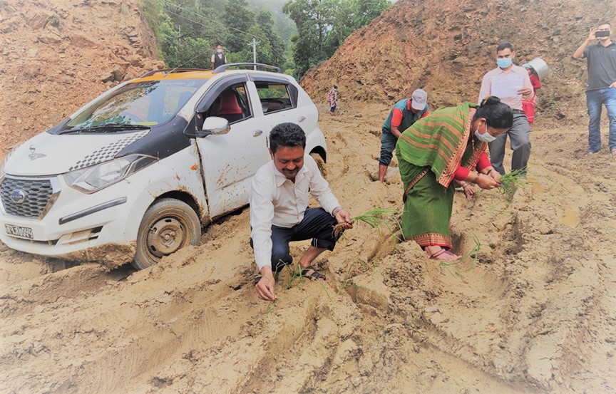 जनप्रतिनिधि र स्थानीयले बीच सडकमै रोपे कोदो