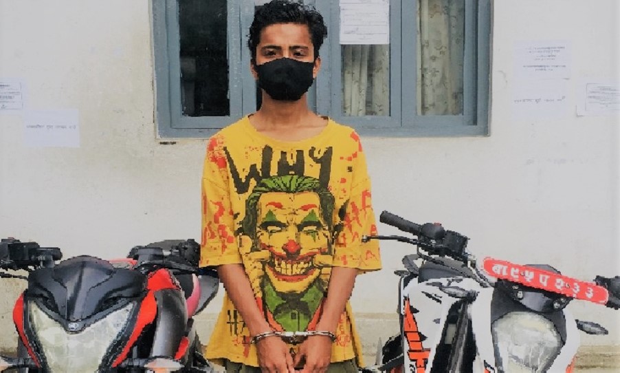 २ वटा मोटरसाइकलसहित चोरीमा संलग्न एकजना पक्राउ