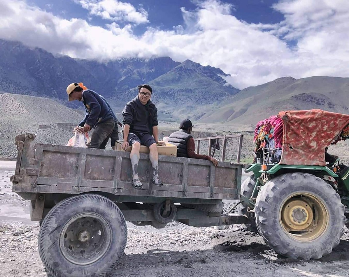 मुस्ताङमा कोरोना खोप ट्याक्टरमार्फत् पुर्‍याइयो