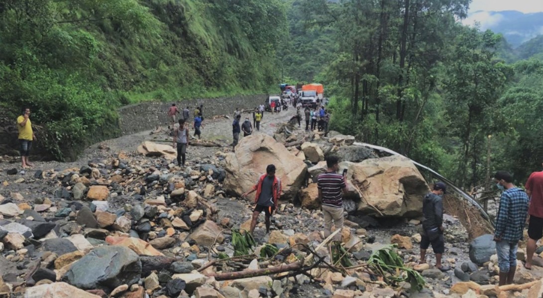 खोलाले गाडी बगाउँदा तीन जना बेपत्ता