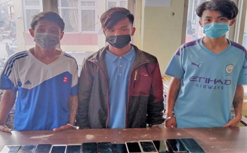 चोरीका २० मोवाइलसहित ३ जना पक्राउ