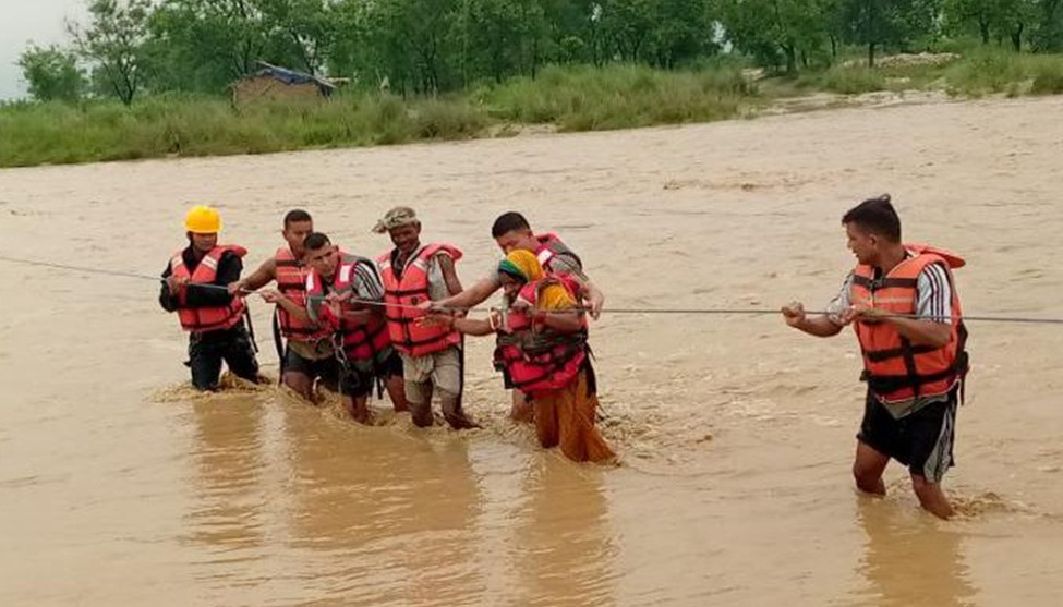 प्रहरीद्वारा कमला नदीको टापुमा फसेका तीन जनाको सकुशल उद्धार