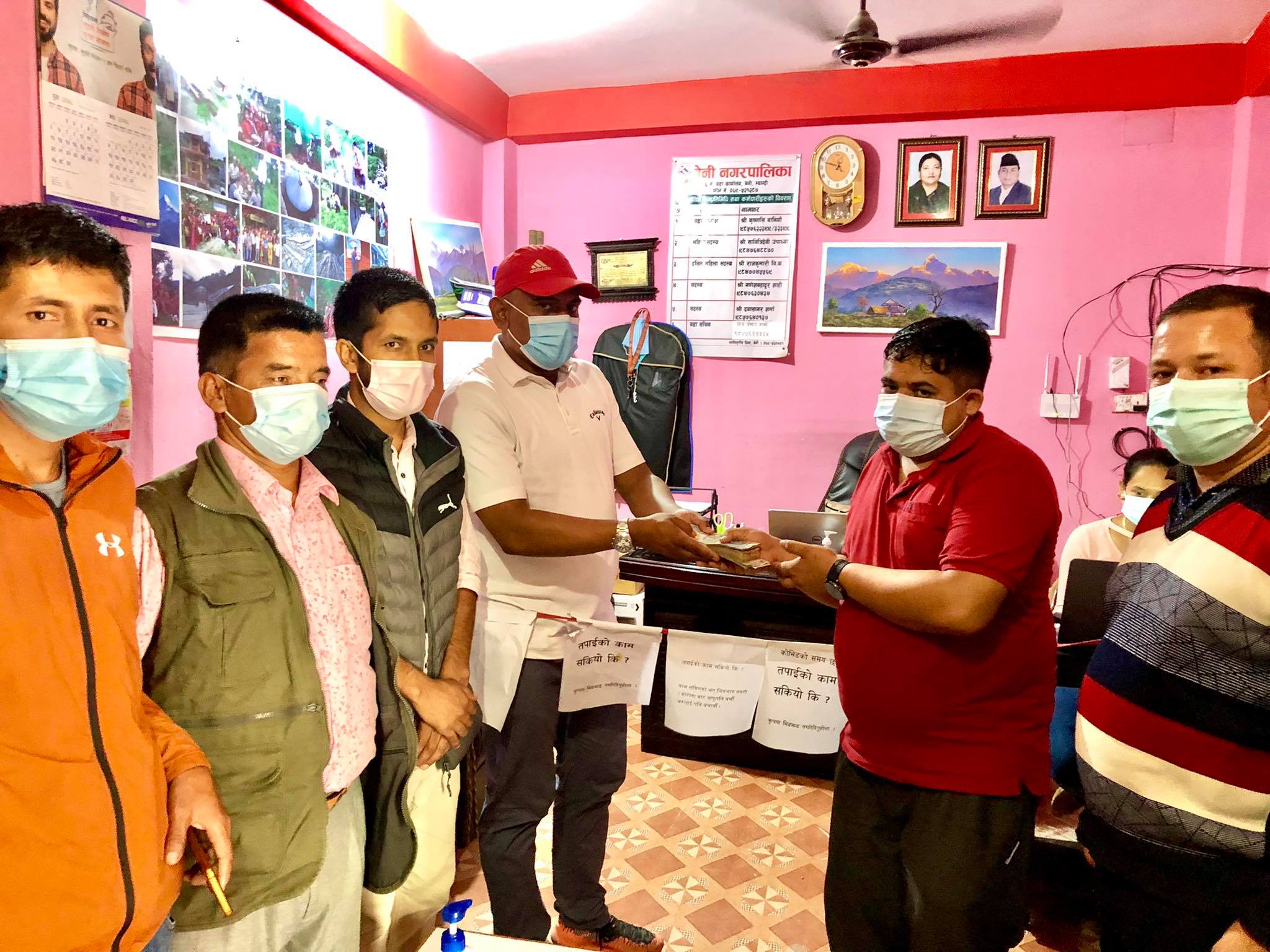 आपतकालीन सहयोग संजालद्वारा अग्नी पीडित व्यवसायी शर्मालाई सहयोग
