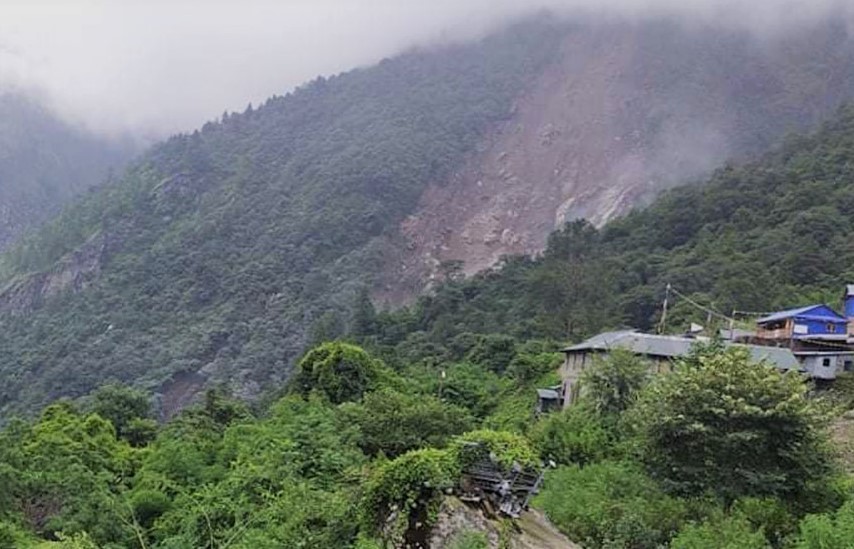 उत्तरी गोरखा लोक्पाको पहिरोमा १६ वटा खच्चड पुरिए