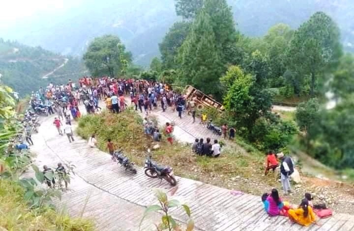 सुनकोसीको ठोकर्पाबाट काठमाडौं जाँदै गरेको बस दुर्घटना हुँदा कम्तीमा २५ जना घाइते