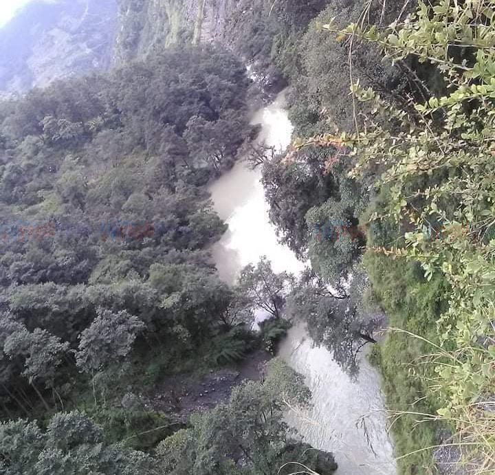 अपडेट:पहिरोले थुनिएको रघुगंगा नदी 'ओभरफ्लो'भएर बग्न थाल्यो,तलाउको सतह घटेन (तस्बिर सहित)