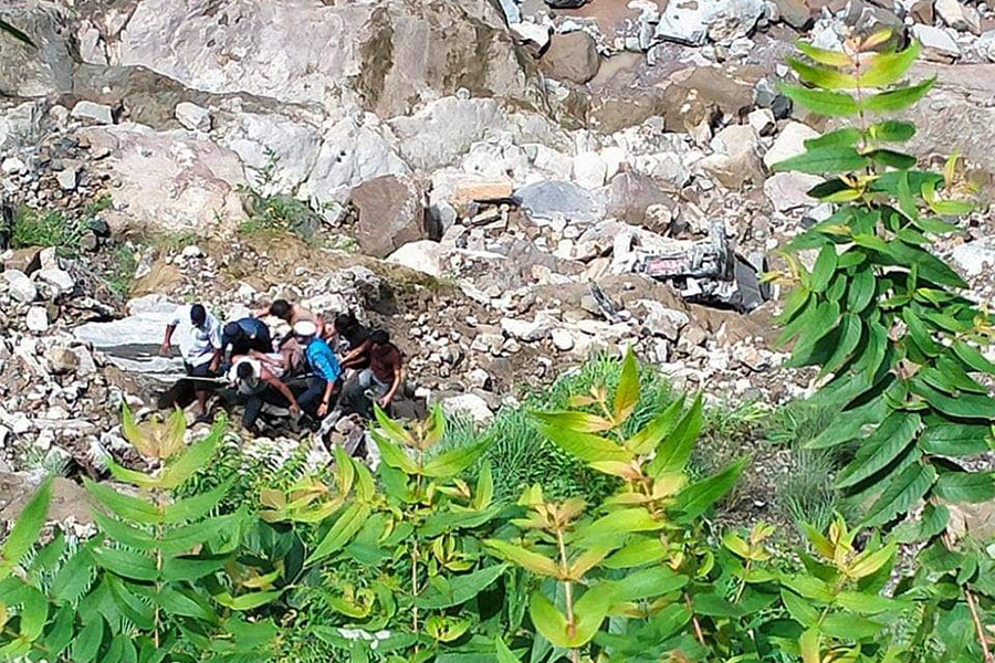 सिद्धबाबामा स्कर्पियो दुर्घटना हुँदा चारजना घाइते