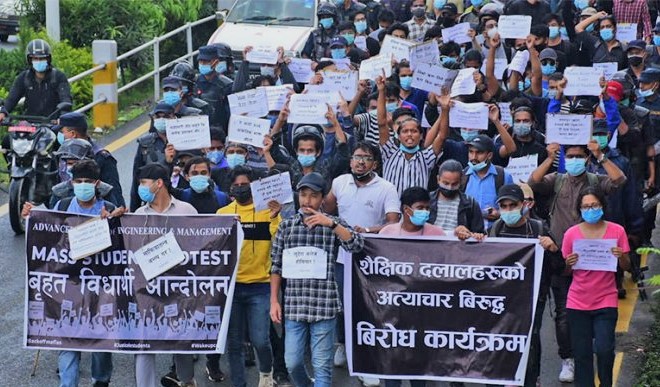 चर्को शुल्क लिएको भन्दै विद्यार्थीद्धारा निजी इन्जिनियरिङ कलेजविरुद्ध प्रदर्शन