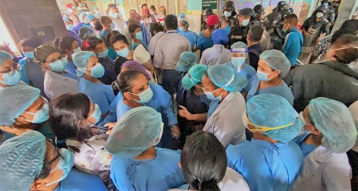 ८ महिनादेखि भत्ता नपाएको भन्दै वीर अस्पतालमा स्वास्थ्यकर्मीको प्रदर्शन