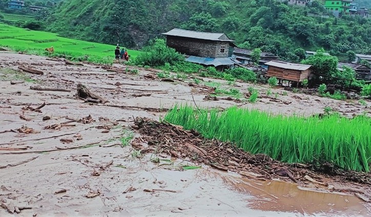 ठाडो खोलामा आएको बाढीले बडिगाडको २७ घरमा क्षती