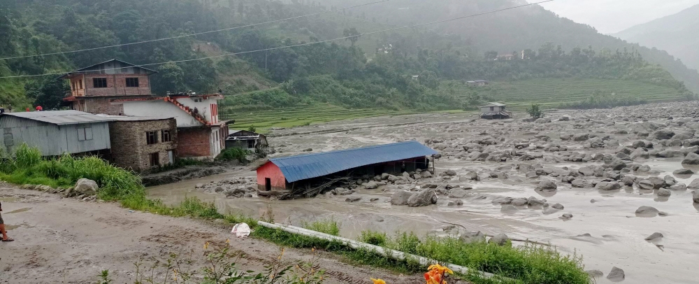 मेलम्चीमा बाढीले पुलसहित १२ घर बगायो