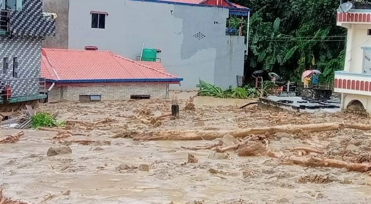 बुटवलमा पहिरोले ७ घर पुरिए