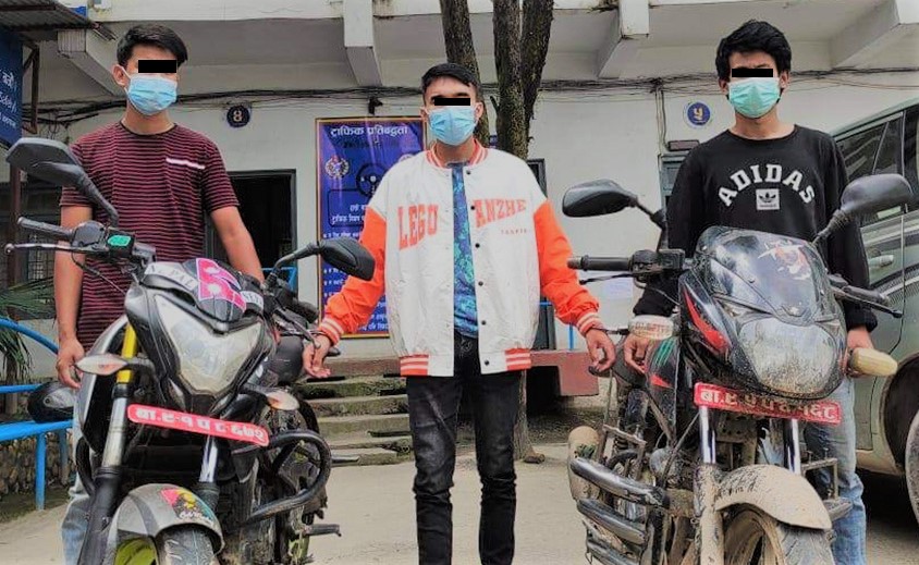 चोरीको मोटरसाइकलसहित तीन जना पक्राउ