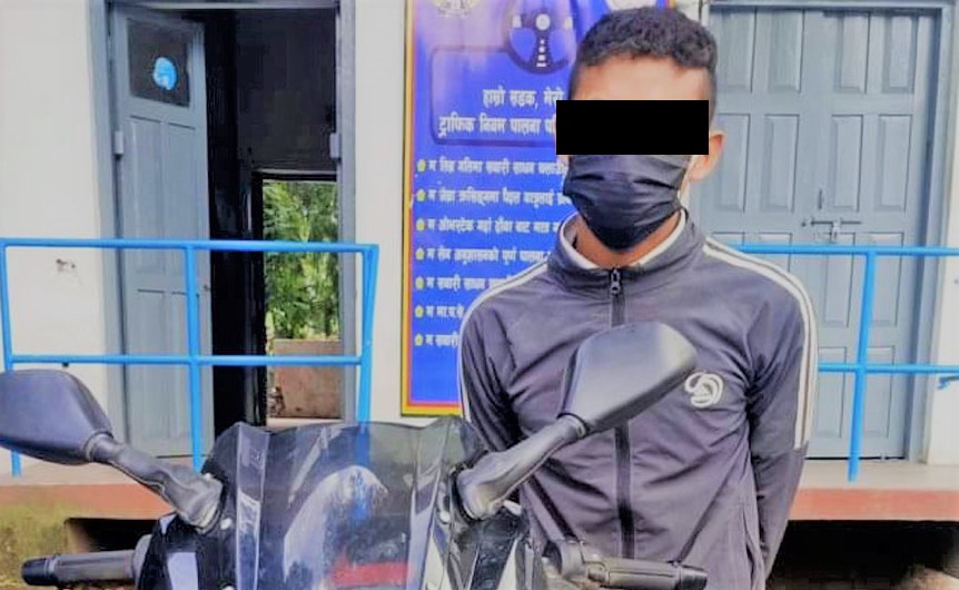 नम्बर प्लेट बदलेर मोटरसाइकल चोरी गर्ने युवक पक्राउ