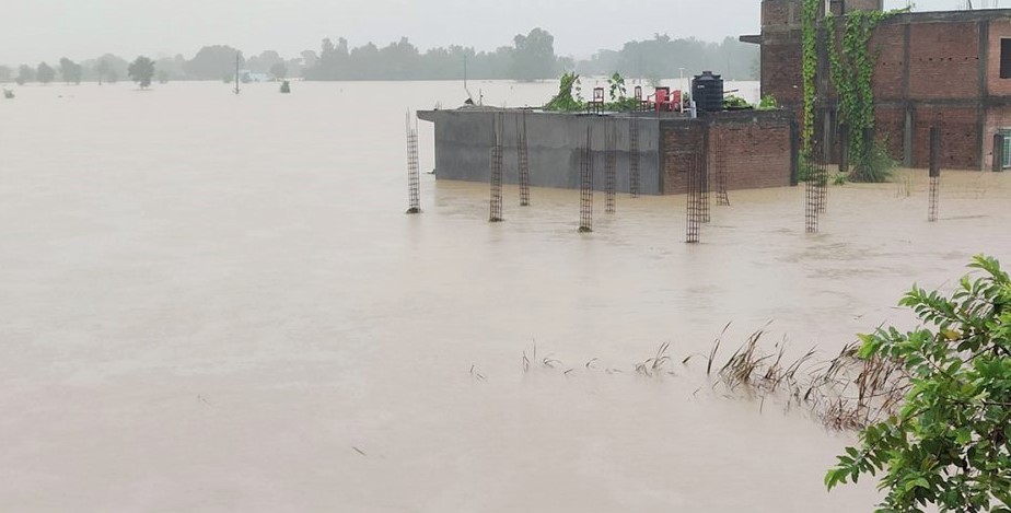 झरही खोलाको बाढीले परासी बजार डुबानमा, एक किशोर बेपत्ता