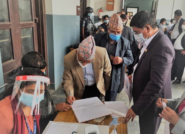 एमालेका २९ जना सांसद्ले गरे एकीकृत समाजवादीमा हस्ताक्षर