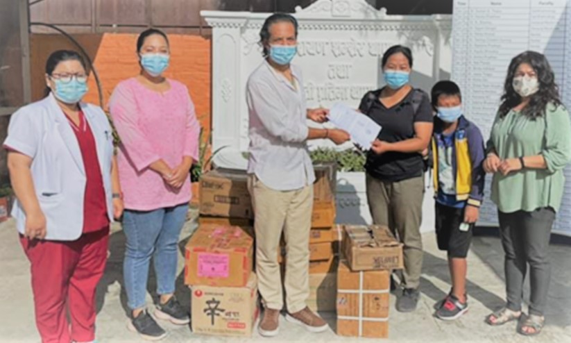 सिन्धुपाल्चोकका बाढी प्रभावितलाई स्वास्थ्य सामग्री वितरण