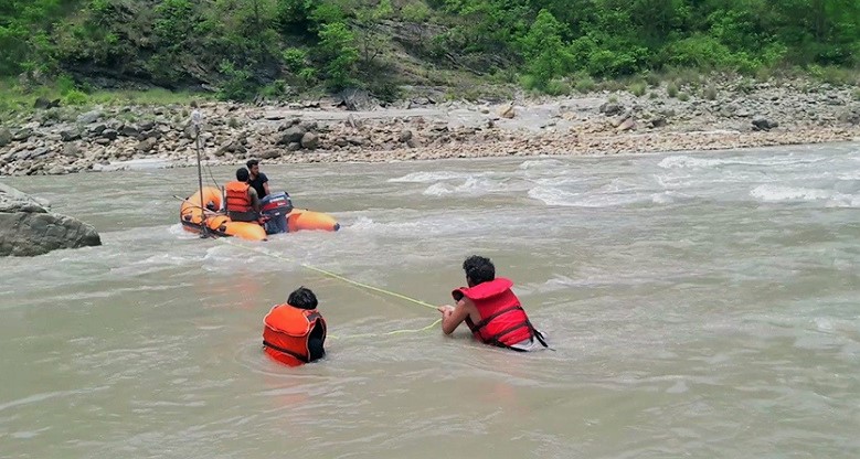 कर्णाली डुंगा दुर्घटनामा बेपत्ता तीनमध्ये एक महिलाको शव फेला