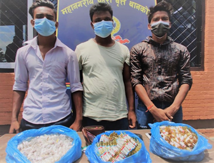 १५०० एम्पुल लागुऔषधसहित तीनजना पक्राउ