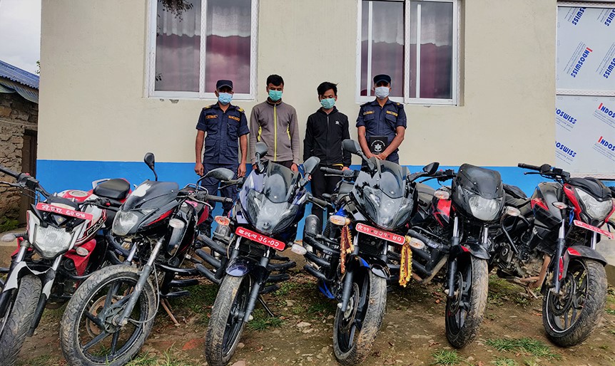 चोरीका ६ मोटरसाइकलसहित २ जना पक्राउ