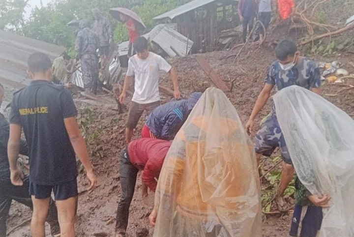 पहिरोमा परी एकै घरका तीनजना बेपत्ता