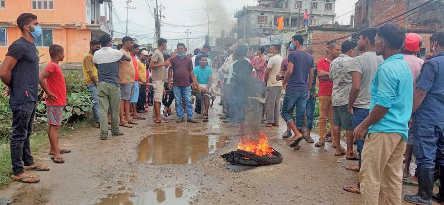 जनकपुरधाममा सडक मर्मतको माग गर्दै स्थानीय युवाद्धारा प्रदर्शन
