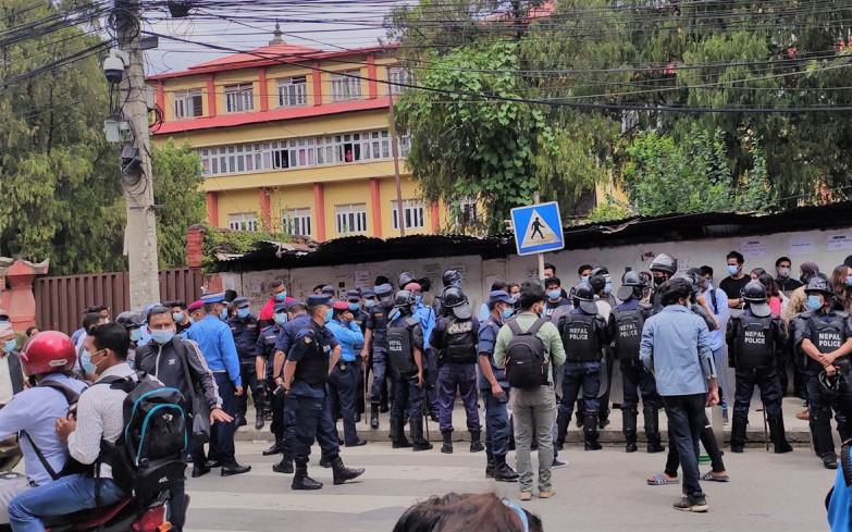परीक्षा रोक्न माग गर्दै पद्‌मकन्या क्याम्पसमा प्रदर्शन