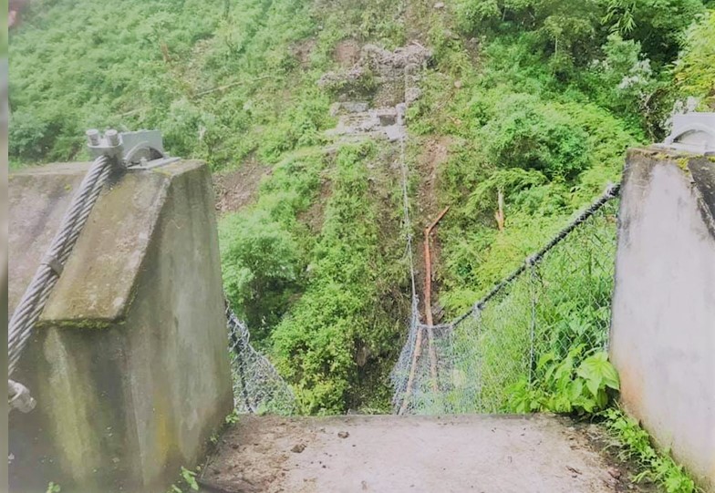 पहिरोका कारण गोरखाको चुमनुब्रीमा झोलुंगे पुल चुँडियो