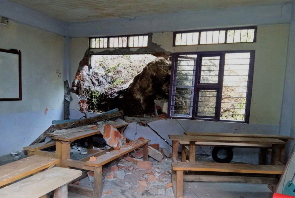 ताप्लेजुङमा पहिरोले स्कुल भत्कायो