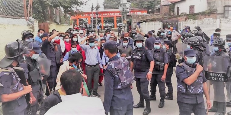 विभिन्‍न माग राख्‍दै प्रदर्शनमा उत्रिएका शिक्षकहरु बालुवाटारबाट पक्राउ