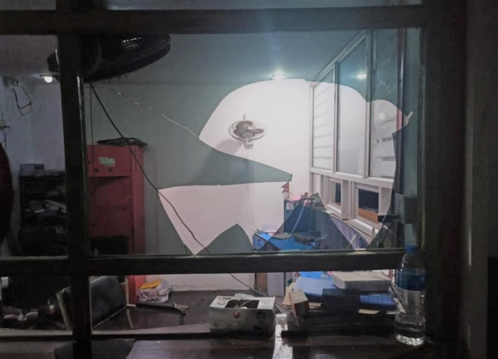 उपचारका क्रममा बिरामीको मृत्यु भएपछि आफन्तद्धारा अस्पताल तोडफोड, कर्मचारीमाथि कुटपिट