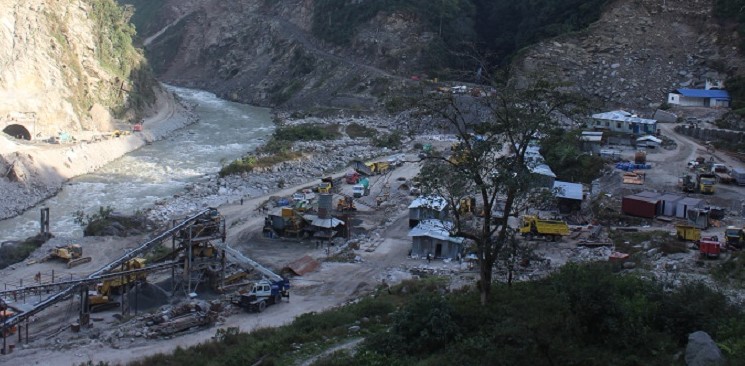 निर्माणाधीन अरुण तेस्रोको सुरुङभित्र ढुंगा खस्दा एकजना गम्भीर घाइते
