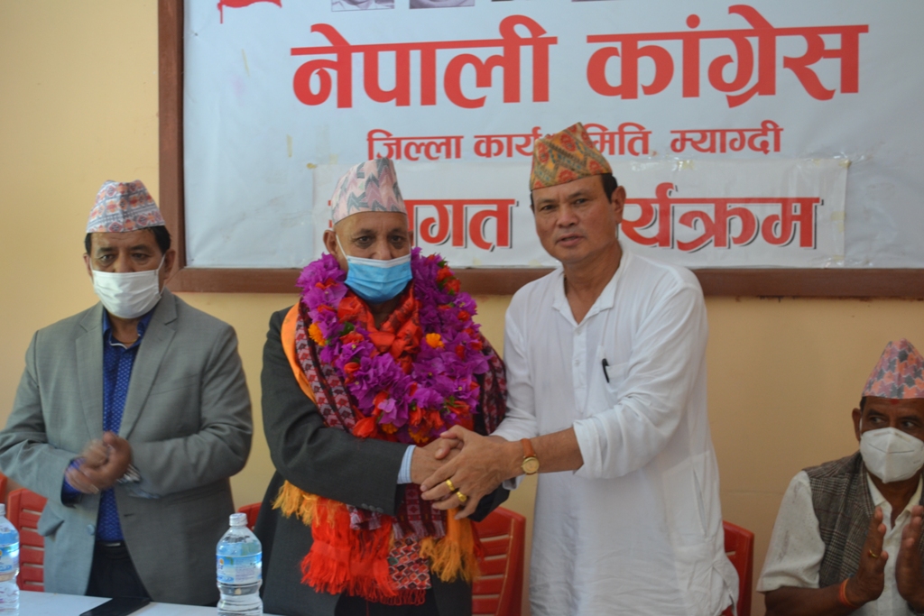 मन्त्री शर्माद्धारा घरेलु तथा साना उद्योग कार्यालयको निरिक्षण (फोटो फिचर)