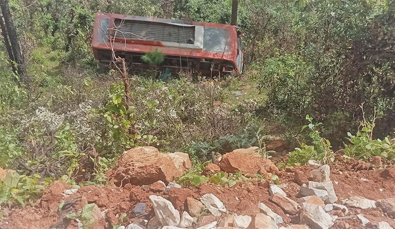 सुर्खेतको सिम्तामा बस दुर्घटना हुँदा १२ जना घाइते