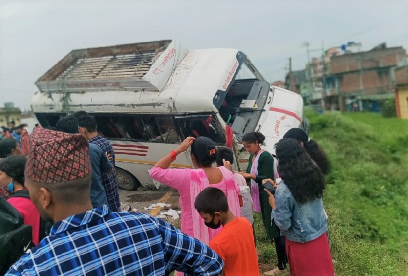वीरेन्द्रनगरमा फोर्स गाडी दुर्घटना हुँदा ९ जना घाइते