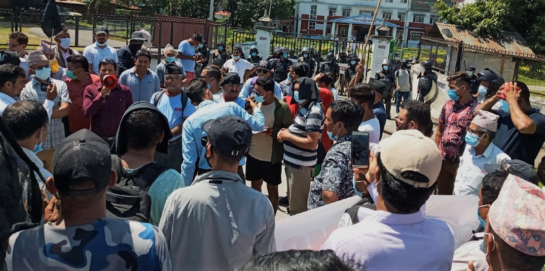 एमसीसी सम्झौता खारेजीको माग राख्दै सीडीओ कार्यालय घेराउ