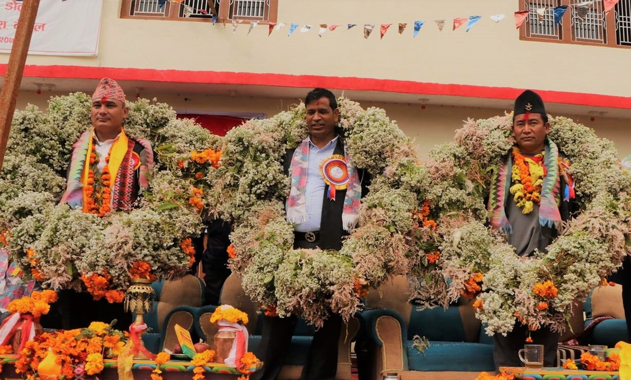 मुख्यमन्त्री र मन्त्रीको गलामा ४० किलोको माला
