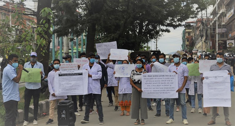 इन्टर्नसिपको माग गर्दै चीनमा डाक्टर पढेकाहरुले गरे प्रदर्शन