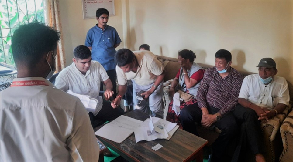 त्रियुगा नगरपालिकाका प्रमुखसहित ६ जनप्रतिनिधिले त्यागे एमाले