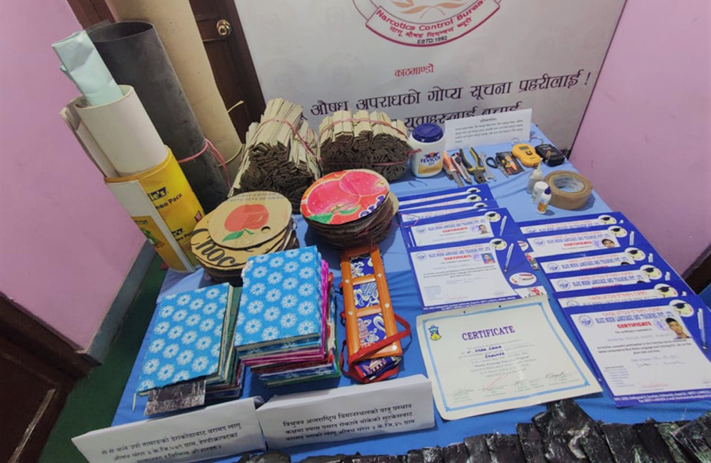 हस्तकलाका सामानभित्र चरेस प्याकिङ गर्ने कारखानामा प्रहरी छापा