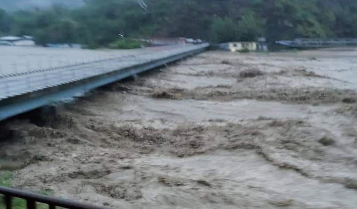 बाढीका बीच कञ्चनपुरको महाकाली टापुमा पाँच जना फसे