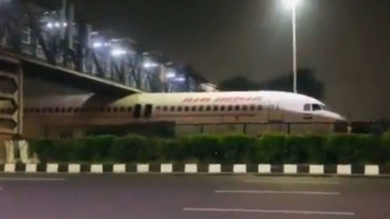 दिल्लीमा आकाशे पुलमूनि अड्कियो जहाज, भिडिओ भयो भाइरल!