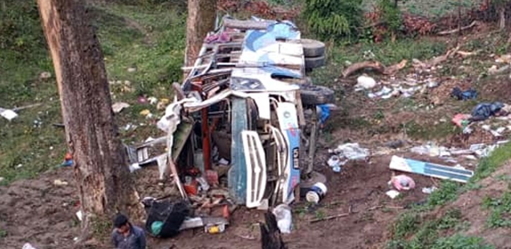 डडेल्धुरामा बस दुर्घटना हुँदा १० जना घाइते