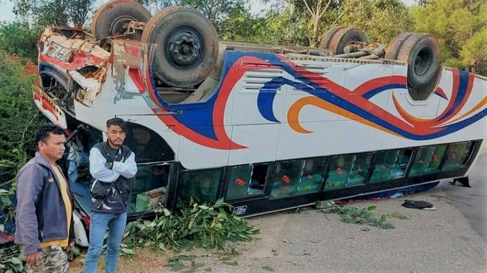 डडेल्धुरामा बस दुर्घटना हुदाँ १६ जना घाइते