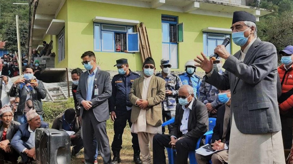 इलाम र पाँचथरका बाढी पीडितलाई भेटेर प्रधानमन्त्रीले भनेः सरकार तपाईको साथमा छ