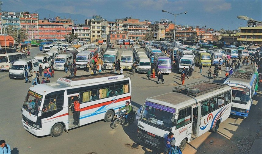यातायात व्यवसायीको सडकमै गाडी तेर्साएर आन्दोलन, यात्रुलाई सास्ती